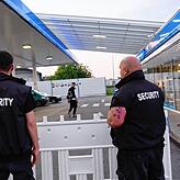 Melih Dogan und Gökhan Uzun (von links) sorgen an der Aral-Tankstelle für Ordnung, doch es blieb ruhig am Freitag.