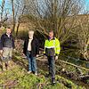 Landwirt Norbert Meier (von links), Biotopbeauftragter Peter Marx und Bauamtsleiter Thilo Meyer bei der gemeinsamen Besichtigung des ...