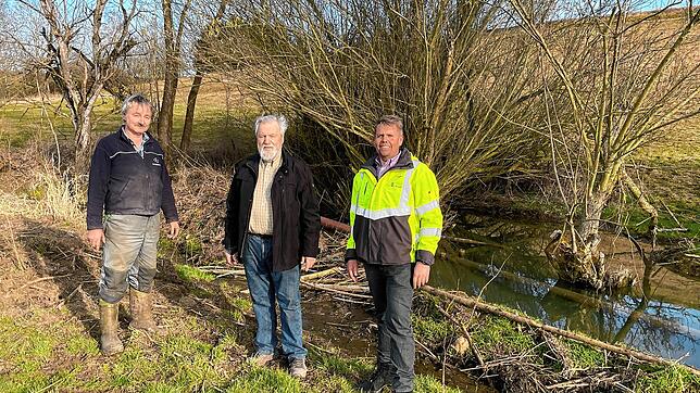 Landwirt Norbert Meier (von links), Biotopbeauftragter Peter Marx und Bauamtsleiter Thilo Meyer bei der gemeinsamen Besichtigung des ...