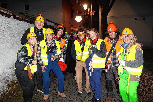 Bild 21: Konstanzer Straßenfasnacht 2025: Am Fasnachtssamstag werden Besenwirtschaften gestürmt