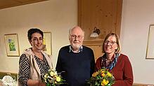 Heike Reichenbach (links) und Siegrid Ilnicka werden vom Vorsitzenden Thomas Altmeyer aus dem Vorstand des Kirchenchors verabschiedet. ...