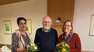 Heike Reichenbach (links) und Siegrid Ilnicka werden vom Vorsitzenden Thomas Altmeyer aus dem Vorstand des Kirchenchors verabschiedet. ...