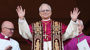 Der neu gewählte Papst Leo XIV., US-Amerikaner Robert Prevost, erscheint auf dem Balkon des Petersdoms im Vatikan.