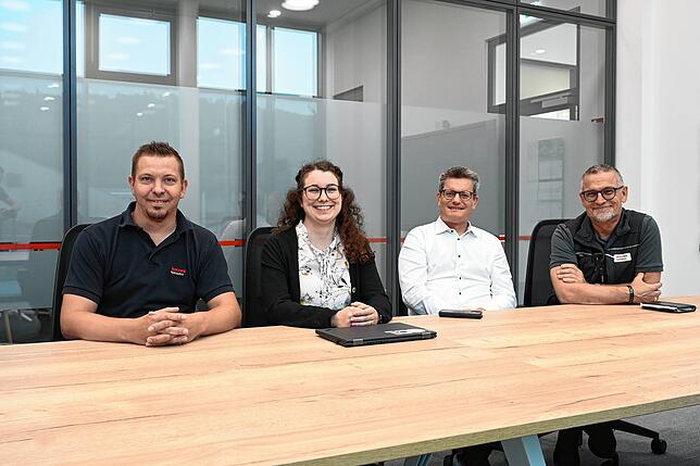 Von links: Björn Isele, Ausbildungsleiter, Esther Rühmann, Assistentin der Geschäftsführung, Jens Kubasch, Geschäftsführer der deutschen ...