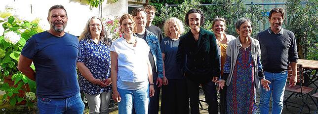 Freude und Stolz bei der Abendrealschule der Volkshochschule Landkreis Konstanz. Unser Abschlussfoto zeigt (von links): Stefan Zierl ...