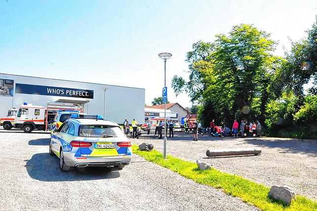 Polizei, Feuerwehr und Rotes Kreuz richteten an der Ortsdurchgangsstraße in Tiengen eine Einsatzzentrale ein.