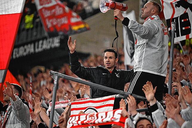 Die SC-Fans geben alles. Mit Megafon und der Kraft der eigenen Stimme.