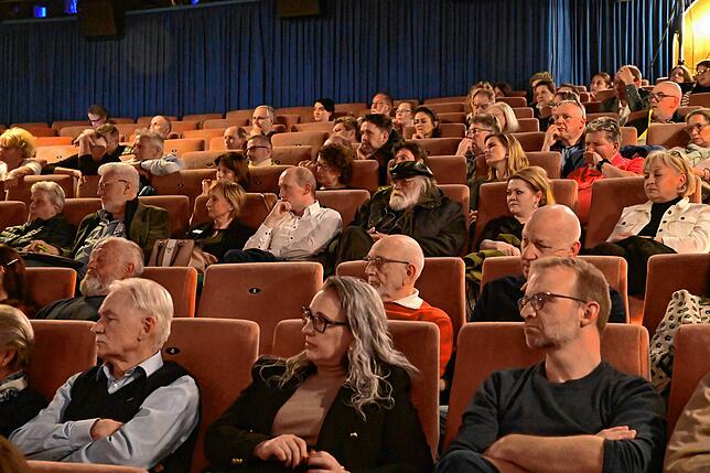 Etliche Zuhörer, viele davon aus dem medizinischen Bereich, verfolgen die Podiumsdiskussion zum Thema Ärztemangel im Capitol-Theater in ...