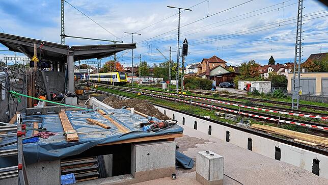 Momentan sind noch Bauarbeiten an den mittleren Bahnsteigen im Gange.