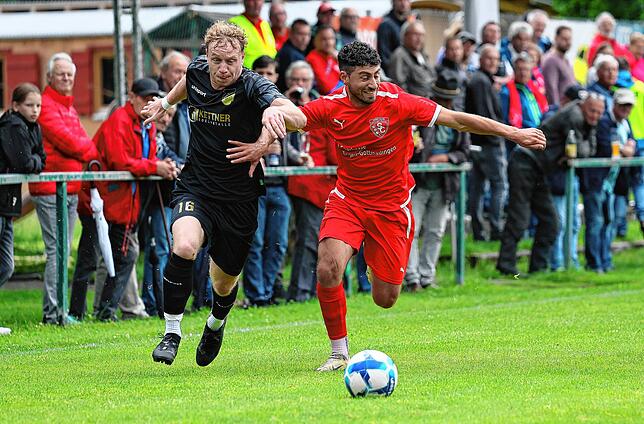 Bild 19: FC Pfaffenweiler feiert nach 2:1-Erfolg Relegationsplatz. Wir waren mit der Kamera dabei.