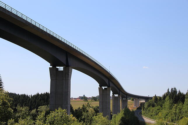 Die große Brücke über das Gauchachtal bekommt Zuwachs. 2021 soll mit dem Bau einer weiteren Brücke direkt neben der bestehenden begonnen ...