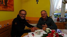 Konrad Kretzdorn (rechts) im Gespräch mit SÜDKURIER-Mitarbeiter Wolf-Dieter Guip zum 50-jährigen Bestehen der Theatergruppe Homberg-Limpach.