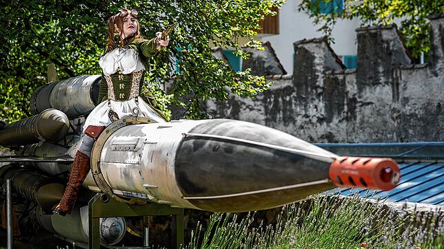 Modedesignerin und Maßschneiderin Mareike Rademacher aus Unterbränd in einem Steampunk-Outfit. Die Mode lehnt sich an das viktorianische ...