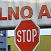 Stoppschild vor Alno-Werk in Pfullendorf. Ende September wird der Betrieb nach der Insolvenz eingestellt.