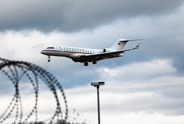 Die Regierungsmaschine im Anflug auf den Friedrichshafener Flughafen.