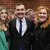 Der strahlende Wahlsieger Selcuk Gök am Wahlabend in der Tengener Randenhalle. Neben ihm seine Partnerin Annalena Arend (links) und ...