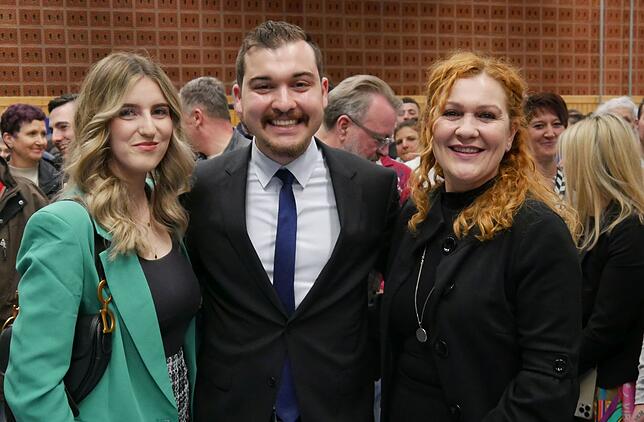 Der strahlende Wahlsieger Selcuk Gök am Wahlabend in der Tengener Randenhalle. Neben ihm seine Partnerin Annalena Arend (links) und ...