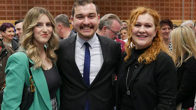 Der strahlende Wahlsieger Selcuk Gök am Wahlabend in der Tengener Randenhalle. Neben ihm seine Partnerin Annalena Arend (links) und ...