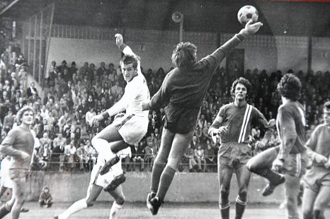 (Archivbild) Ein Bild aus längst vergangenen Tagen: Die Tribüne des Bodenseestadions in Konstanz ist 1973 voller Zuschauer, als die DJK ...