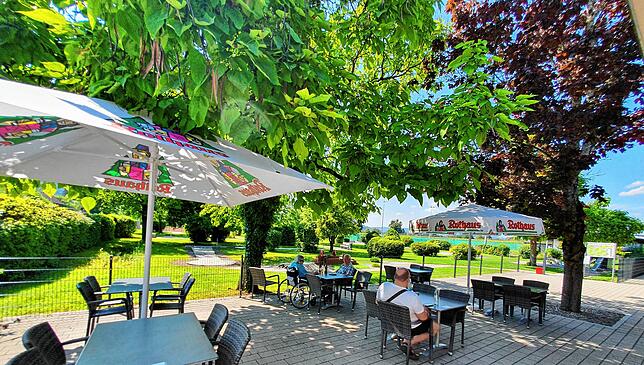 Der Außenbereich des Kiosks in Rheinheim, im Hintergrund die Minigolfbahnen.