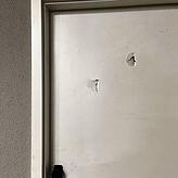 Aufbruchsspuren an einer Außentür des durchsuchten Massagesalons in Gottmadingen weisen darauf hin, dass die Spezialkräfte nicht gerade ...