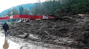 Eine enorme Menge Erdreich hat sich am 15. Januar 2019 auf das Areal eines Supermarktes am Stadtrand von Schramberg ergossen.