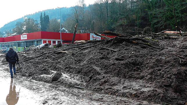 Eine enorme Menge Erdreich hat sich am 15. Januar 2019 auf das Areal eines Supermarktes am Stadtrand von Schramberg ergossen.