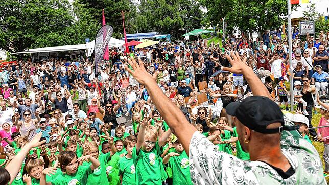 Beim Festwochenende zu 1300 Jahre Markelfingen feiern unzählige Menschen mit und haben dabei großen Spaß.