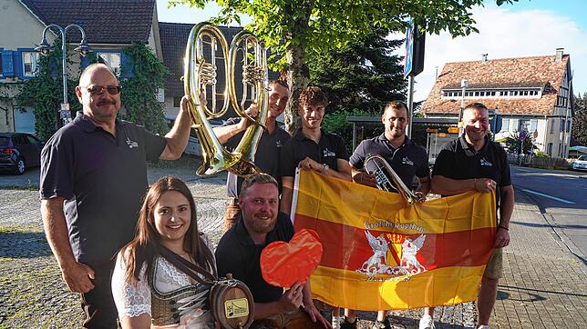 Herzlich soll es beim 39. Herbstfest zugehen. Hinten von links: Klaus Messmer und Alexander Renz, die mit ihren Tenorhörnern ein Herz ...