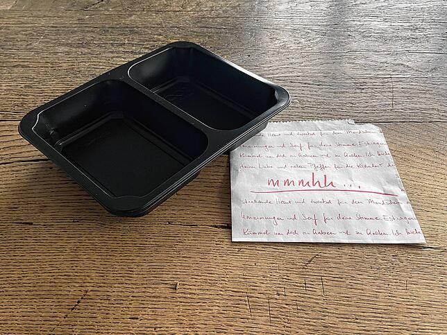 Zwei Verpackungen, wie sie nach Angaben von Chefin Katharina Müller die gleichnamige Metzgerei in Konstanz einsetzt: Die große ...