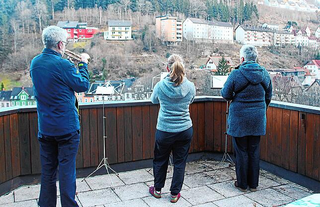 Triberg: Auch bei den Eschles wird die Ode an die Freude auf dem Balkon intoniert.