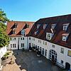 Beim geplanten Umzug des Rathauses ins Bischofschloss, im Bild die Schlossscheuer, gab es vor knapp drei Jahren bereits ein ...