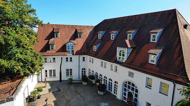Beim geplanten Umzug des Rathauses ins Bischofschloss, im Bild die Schlossscheuer, gab es vor knapp drei Jahren bereits ein ...