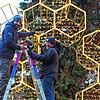 Die Techniker Philipp Matt, Andreas Holl und Konrad Freitag (v.l.) beim Aufbau einer Lichtinstallation auf der Mainau.