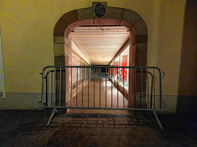 Die Beamten konzentrieren sich am 3. Januar 2022 zunächst auf dem Münsterplatz. Dieser Durchgang am Bürgeramt in die Rietstraße wird aus ...