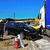 Die Feuerwehr kümmert sich um ausgelaufene Betriebsstoffe.