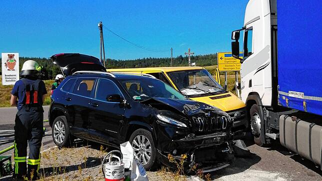Die Feuerwehr kümmert sich um ausgelaufene Betriebsstoffe.