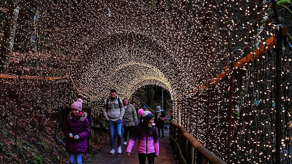 80 Meter, gesäumt von vielen, vielen Lichtern. Eine der Attraktionen des Triberger Weihnachtszauber ist der Lichtertunnel.
