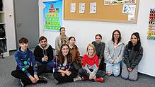 Sie nehmen die Modeindustrie unter die Lupe. Die Achtklässler des Schulverbunds Löffingen mit Lehrerin Isabella Greifenberg (hinten): ...