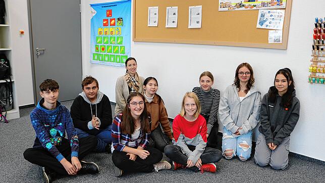 Sie nehmen die Modeindustrie unter die Lupe. Die Achtklässler des Schulverbunds Löffingen mit Lehrerin Isabella Greifenberg (hinten): ...