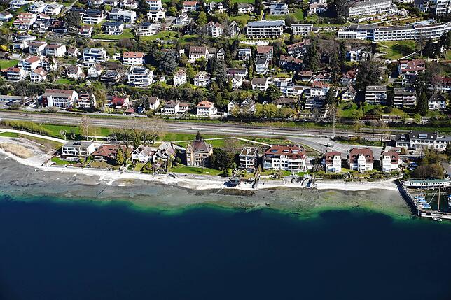 Die Villen vor der Bahnhofstraße in Überlingen stehen normalerweise zu dieser Jahreszeit direkt am Wasser, jetzt zeichnet sich ein ...