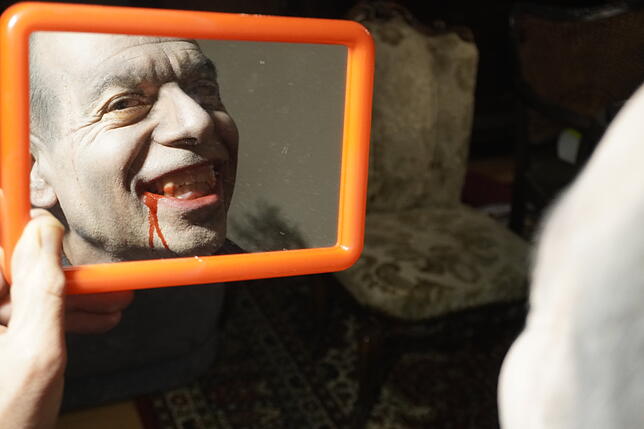 Bild 9: Schminken für die Fasnacht (2): So verwandelt sich unser Redakteur in einen Vampir