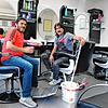 Aydo Kir (rechts) und sein Mitarbeiter Kurtbay Burunsuz genießen eine kurze Kaffeepause, bevor die Renovierung des Salons weitergeht.