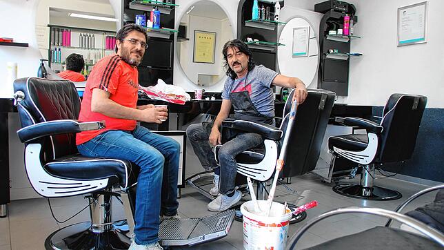 Aydo Kir (rechts) und sein Mitarbeiter Kurtbay Burunsuz genießen eine kurze Kaffeepause, bevor die Renovierung des Salons weitergeht.