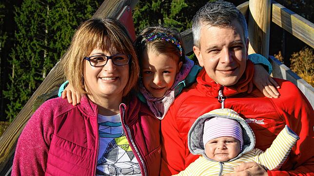 Franziska und Stefan Balleis sind mit ihren Töchtern Isabella (sechs Jahre) und Mariella (vier Monate) zur Reha in Tannheim. Ihre ...