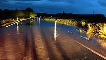 Nix geht mehr zwischen Riedheim und Storzeln: Die Bundesstraße 314 ist nach dem Unwetter von Montag auf Dienstag aufgrund der enormen ...
