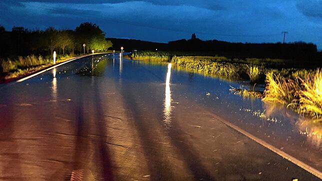 Nix geht mehr zwischen Riedheim und Storzeln: Die Bundesstraße 314 ist nach dem Unwetter von Montag auf Dienstag aufgrund der enormen ...
