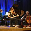 Das Klaviertrio stimmt sich vor dem Konzert auf das gemeinsame Spiel ein. (v.l.): Carmen Piazzini, Anke Dill und Gustav Rivinius.