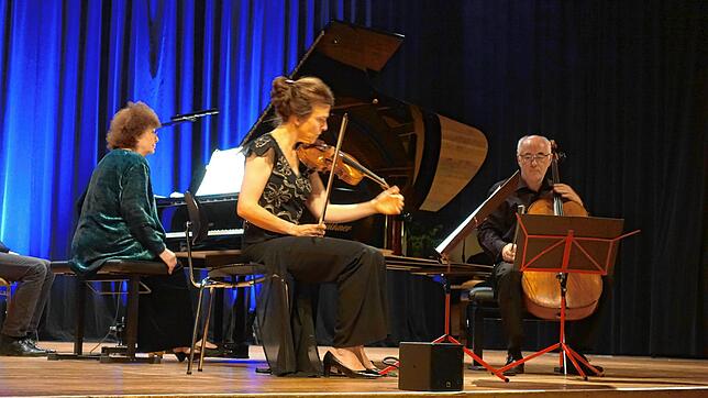 Das Klaviertrio stimmt sich vor dem Konzert auf das gemeinsame Spiel ein. (v.l.): Carmen Piazzini, Anke Dill und Gustav Rivinius.