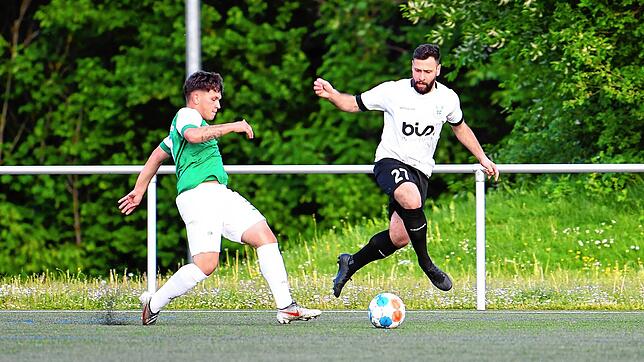 Luca Arceri (rechts) setzt sich in dieser Szene gegen Luca Beraldi von der DJK Villingen. Der Torjäger vom SV Geisingen ist ganz klar ...